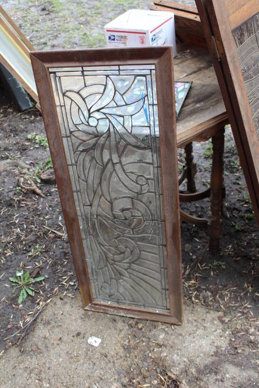 lot 268 image: Stained Glass Wood Framed Flower Dcor