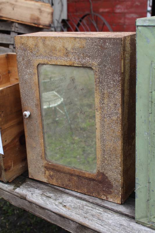 lot 286 image: Mirrored Medicine Cabinet with 3-Shelves
