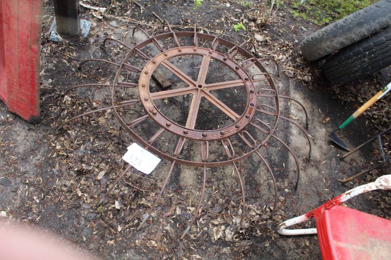 lot 323 image: Metal Hay Bailer Wheel