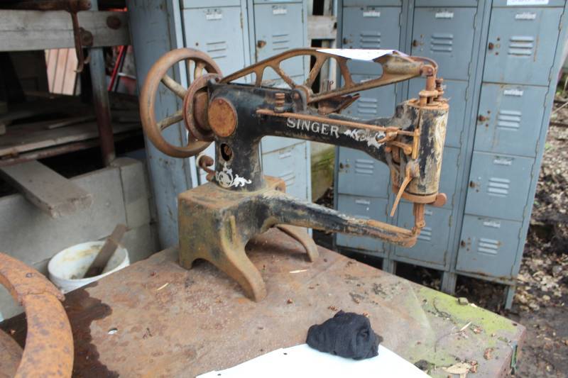 lot 333 image: Singer Sewing Machine with Sewing Table