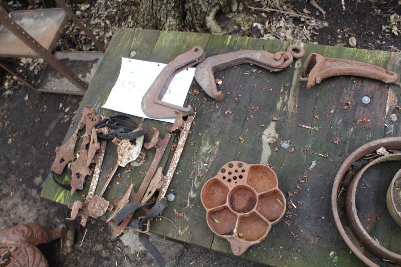lot 325 image: Various Old Metal Things