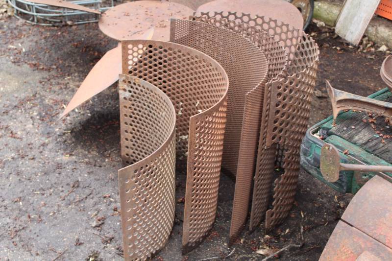 lot 347 image: Lot of (5) Curved Metal Screens