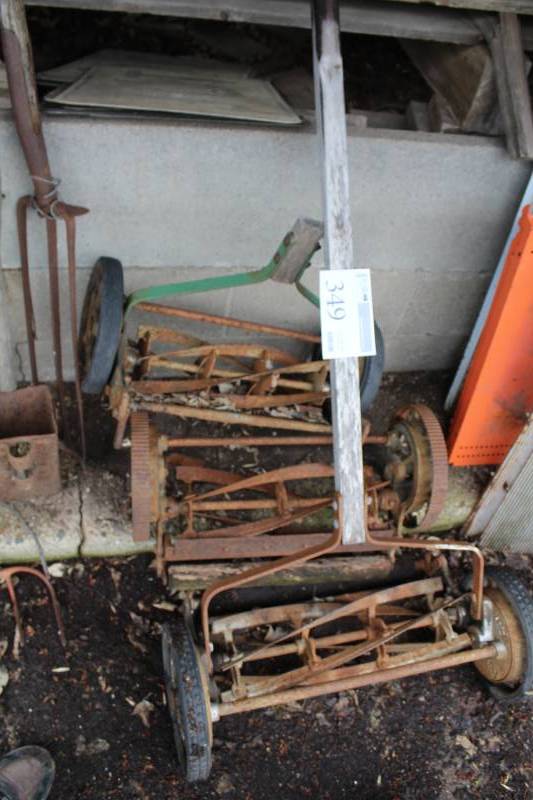 lot 349 image: Manual Push Lawn Mowers