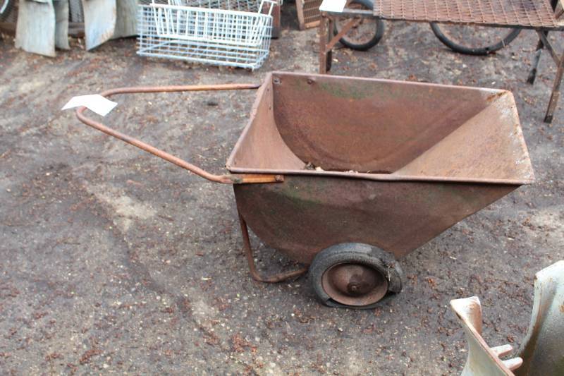 lot 433 image: Metal Wheelbarrow