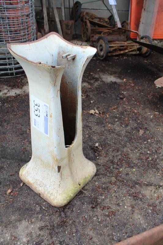 lot 353 image: Metal Stand