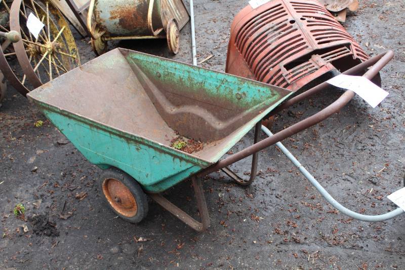 lot 432 image: Metal Wheelbarrow