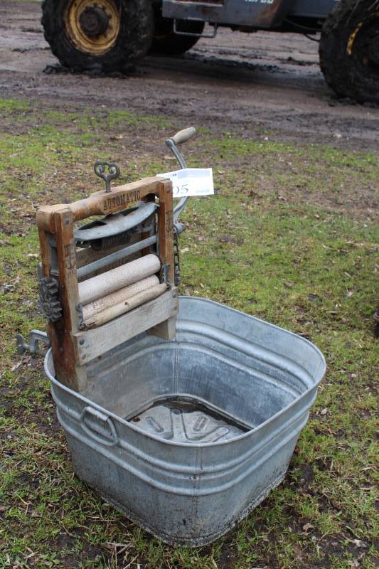 lot 305 image: Wringer Washer with Metal Wash Basin