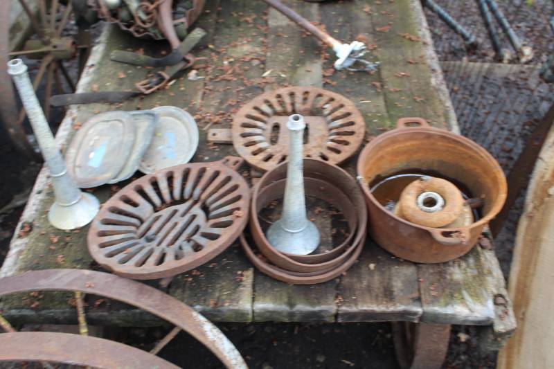 lot 418 image: Metal Cooking Grates, Pans