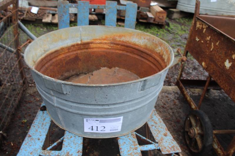 lot 412 image: Metal Wash Basin