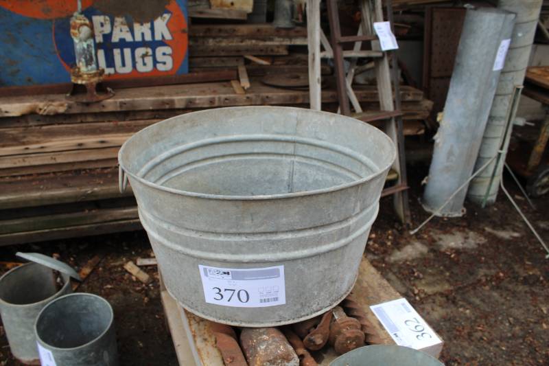 lot 370 image: Metal Wash Basin