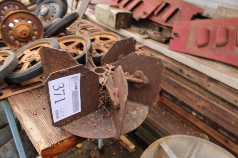 lot 371 image: Metal Wheel Spreader