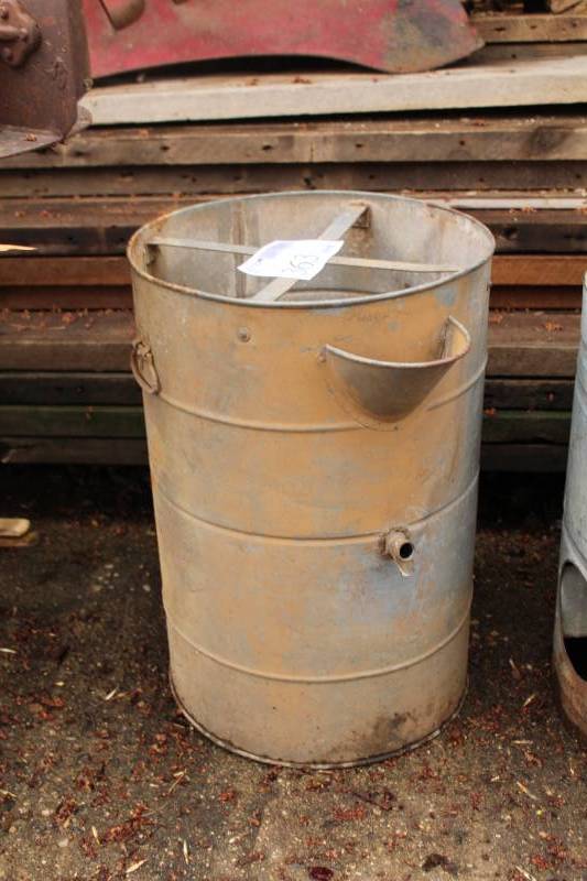 lot 363 image: Metal Water Bucket