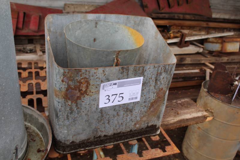 lot 375 image: Metal Feeder Sections