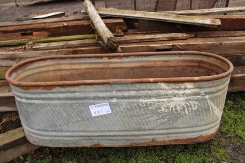 lot 443 image: Large Metal Water Basin