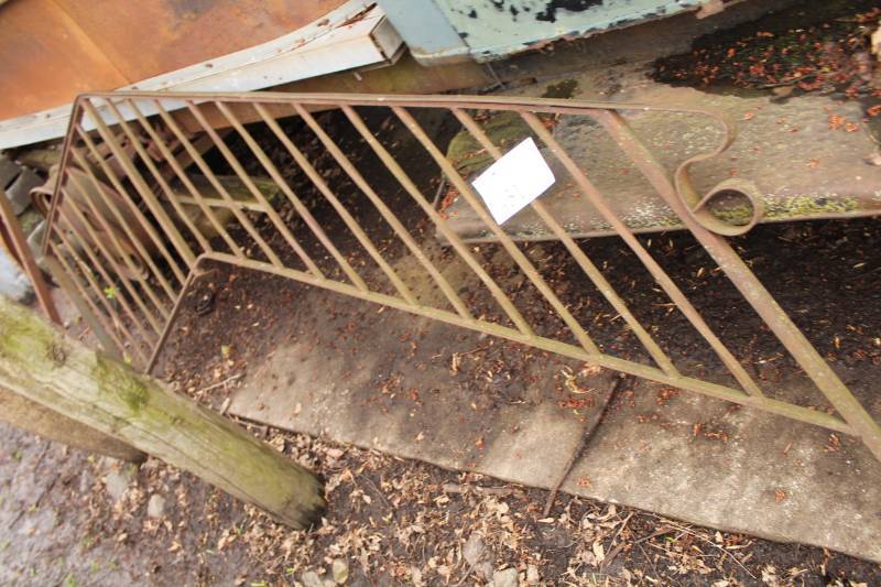 lot 451 image: Metal Staircase Railing