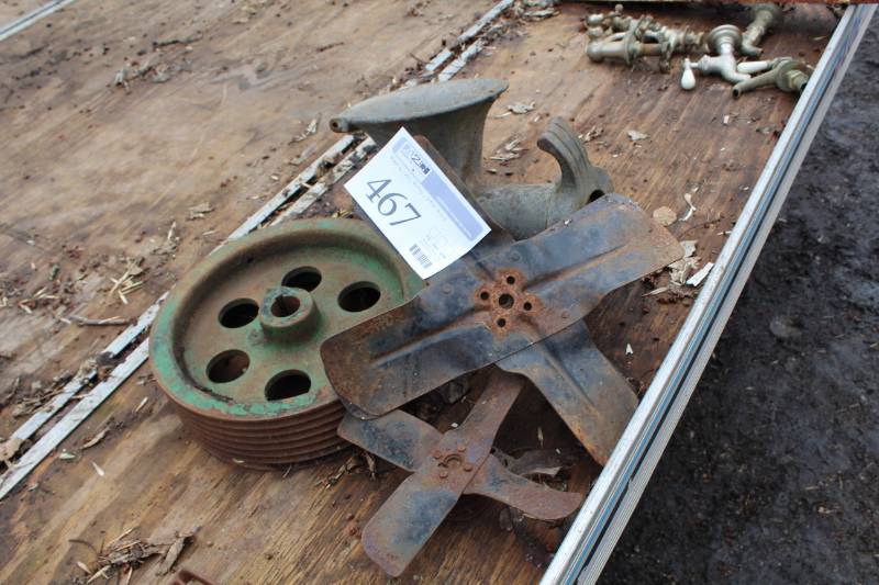 lot 467 image: Meat Grinder, Metal Pulley, 2-Fan Blades