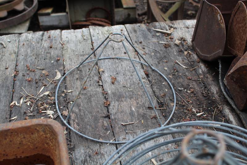lot 387 image: Lot of (20) Wire Ring Stands