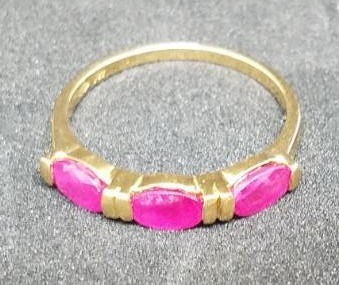 lot 31 image: 14 karat gold ring with red gems