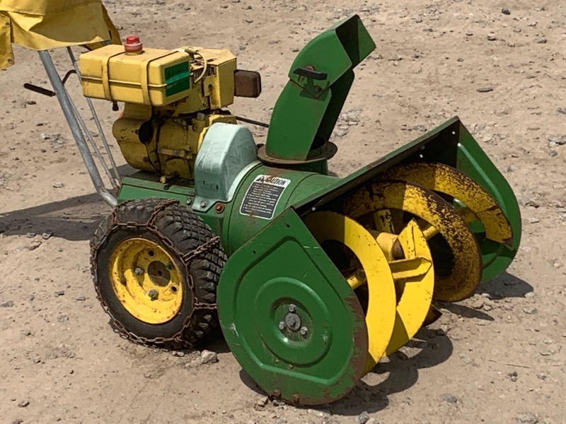 lot 17 image: John Deere 732 Snow Blower
