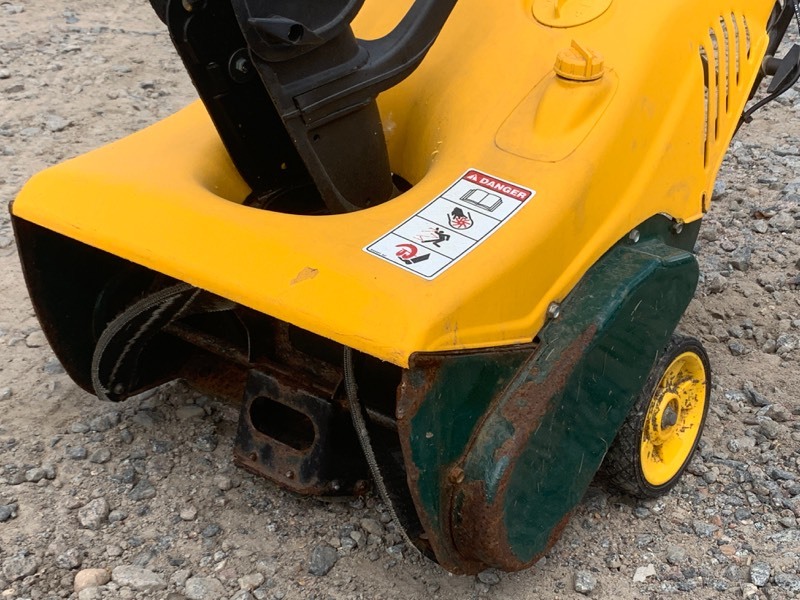 lot 21 image: Yardman Snow Blower