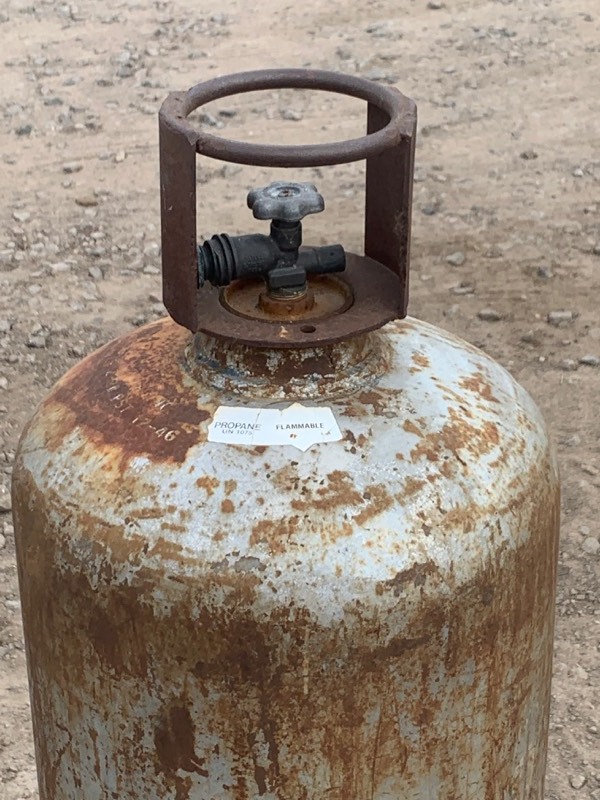 lot 39 image: 100# LP Tank