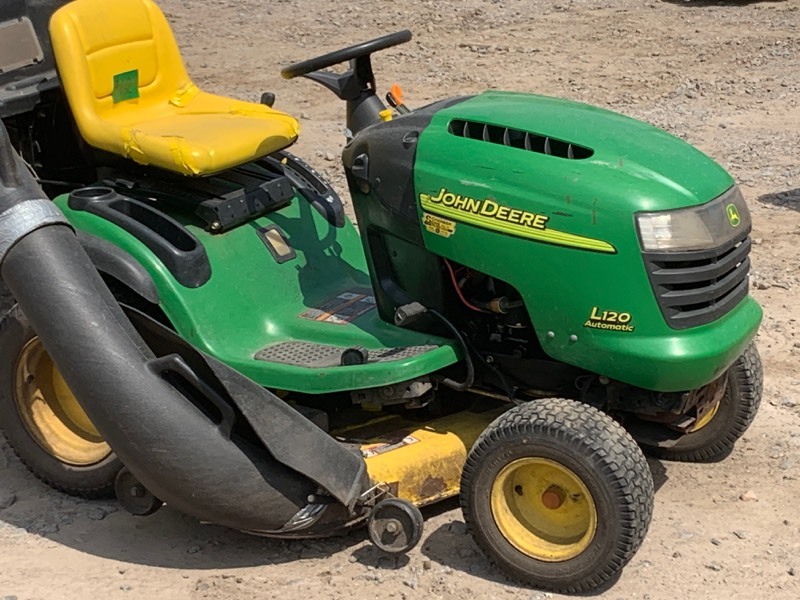 lot 12 image: John Deere L120-Automatic Lawn Tractor