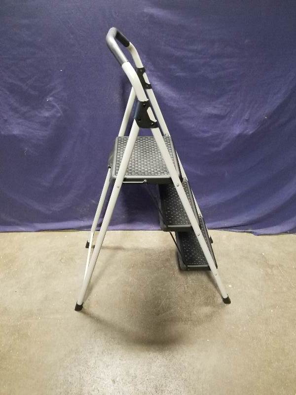 lot 30 image: Step Stool