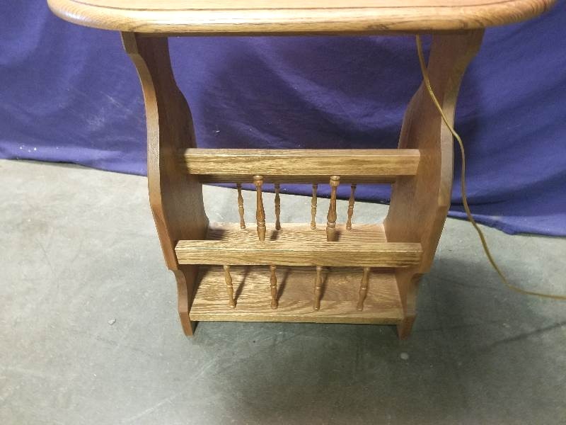 lot 39 image: End Table Lamp