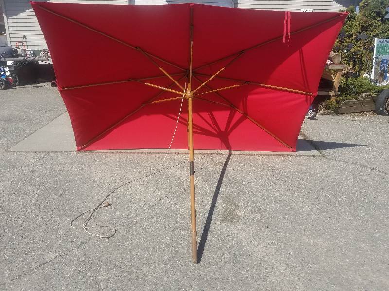 lot 44 image: Patio Umbrella