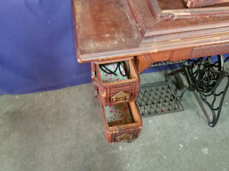 lot 69 image: Singer Sewing Machine