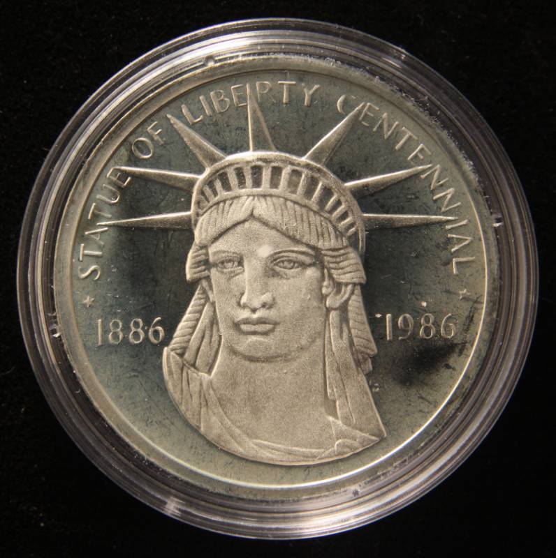 lot 38 image: 1986 LINCOLN STERLING SILVER STATUE OF LIBERTY CENTENNIAL IN AIRTITE (28.6 grams)
