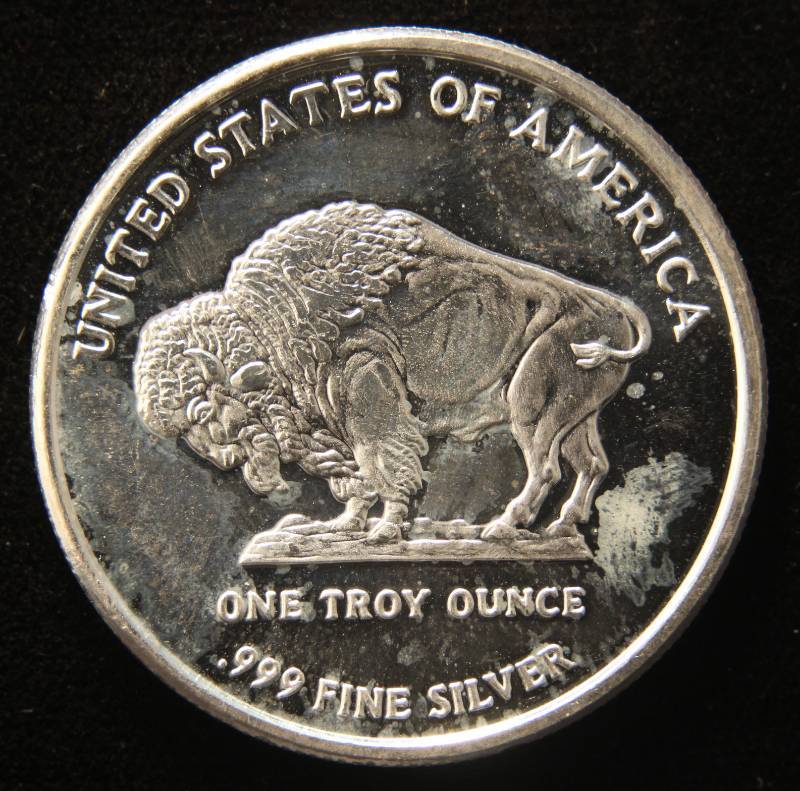 lot 55 image: 1 TROY OZ. .999 FINE SILVER INDIAN BUFFALO DESIGN