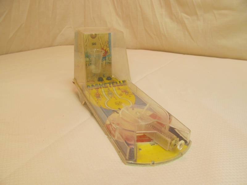 lot 1 image: Vintage Marx Marble game