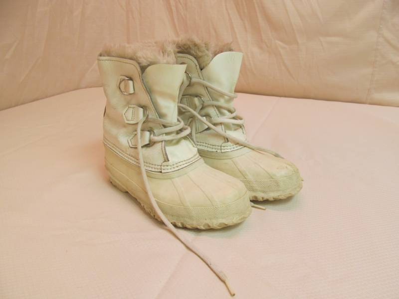 lot 9 image: Sorel pack boots