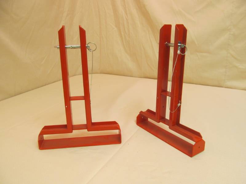 lot 31 image: T braces