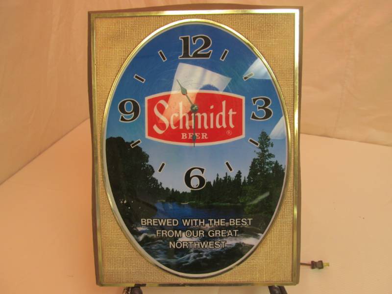 lot 90 image: Schmidt beer light and clock