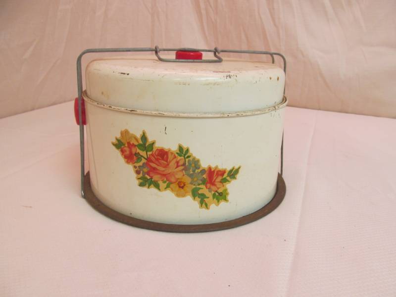 lot 102 image: vintage cake saver