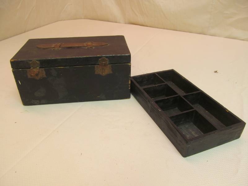 lot 175 image: vintage wood box