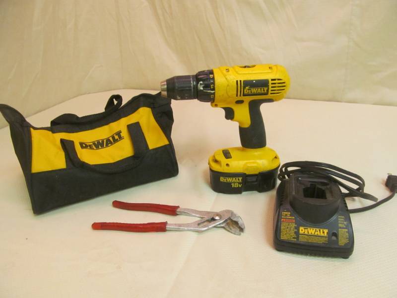 lot 183 image: Dewalt Drill, battery.charger,bag