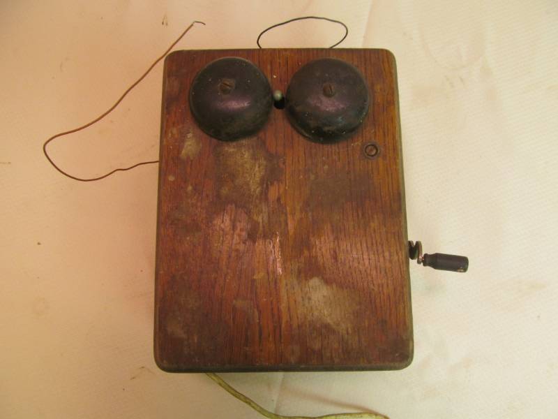 lot 184 image: vintage crank telephone box