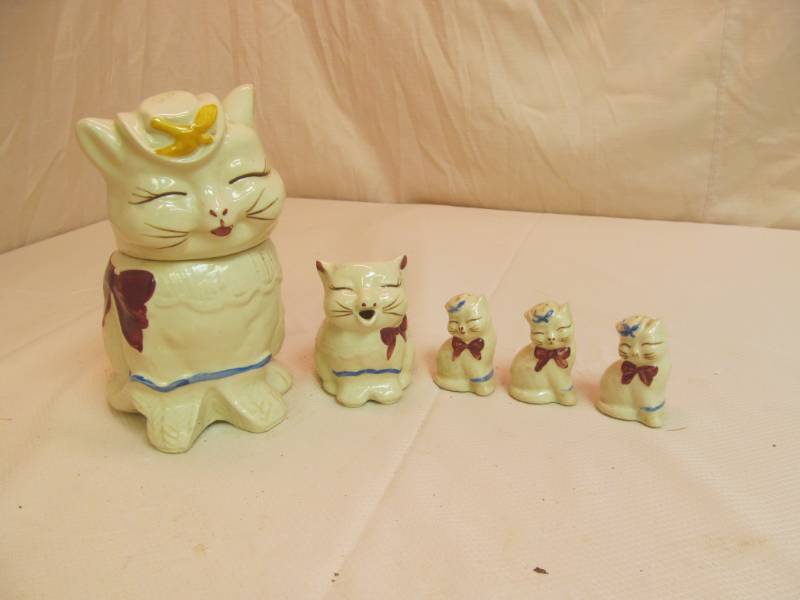 lot 188 image: Cookie jar, shakers