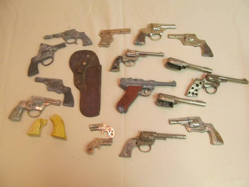 lot 190 image: vintage toy cap guns, parts