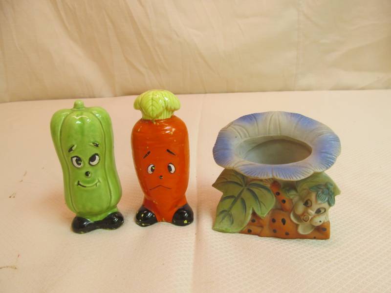 lot 193 image: vintage shakers, vase