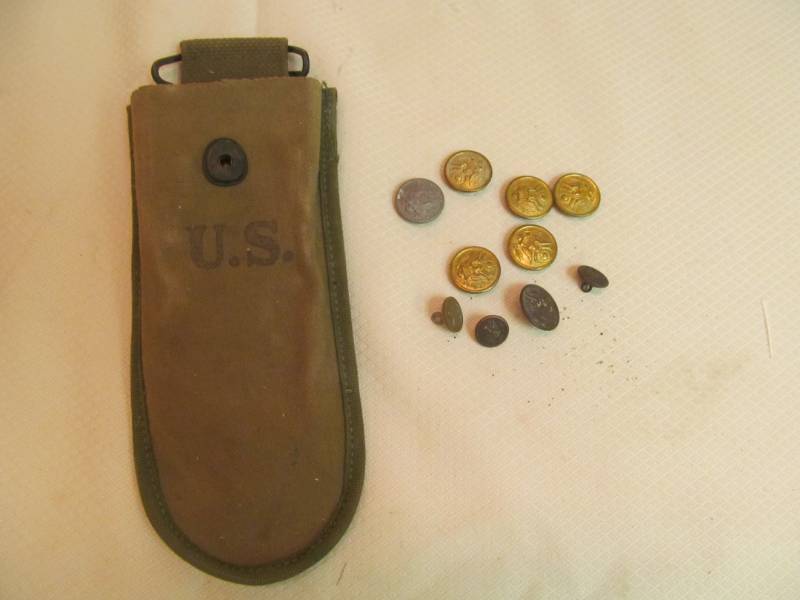 lot 195 image: vintage military items