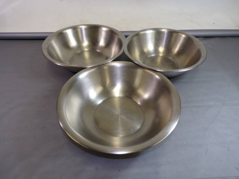 lot 102 image: Set of 3 stainless steel bowls