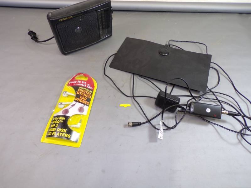 lot 18 image: Portable Radio, TV antenna and ear phones
