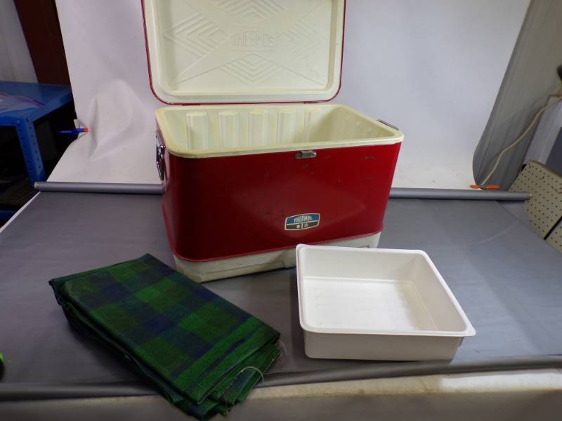 lot 71 image: Thermos red cooler - tray - vinyl picnic table cloth