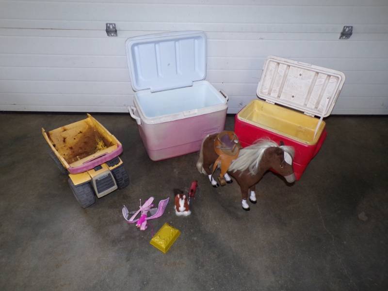lot 80 image: Lot of 2 coolers, Flutterby Horse, Tonka Truck, Horse with saddle, small horses