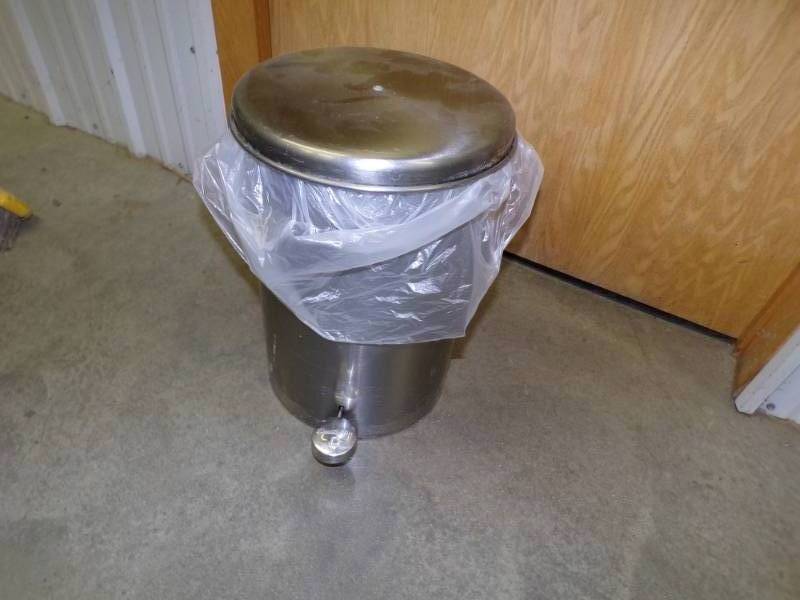 lot 92 image: Metal Garbage can with flip top