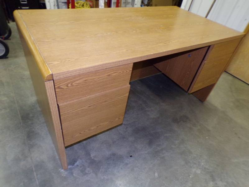 lot 100 image: Large wood desk